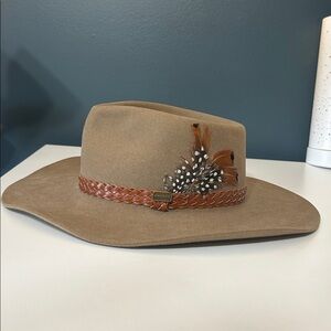 Akubra Snowy River fur felt hat in stunning Santone Fawn color, size 55